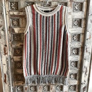 Great sleeveless sweater with fringe bottom